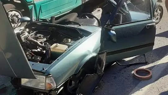 Hurdaya dönen araçtan sağ çıktılar