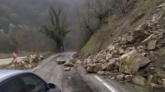 Kaya parçaları yola düştü