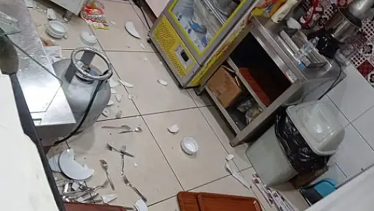 Otomobil lokantaya daldı