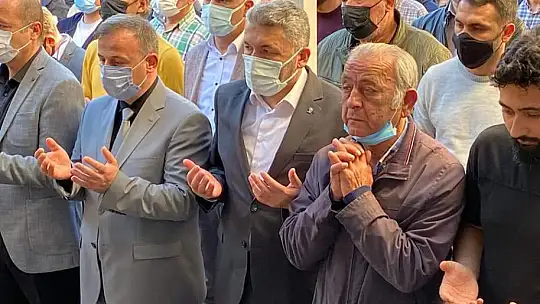 Oğlu Barış'ın yanına defnedildi