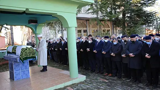 Refik Akmaz'ın eşi dualarla defnedildi