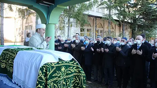 Refik Akmaz'ın eşi dualarla defnedildi