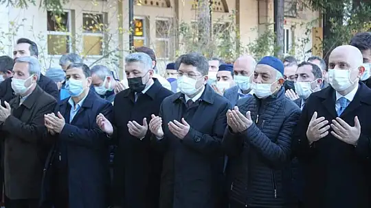 Refik Akmaz'ın eşi dualarla defnedildi