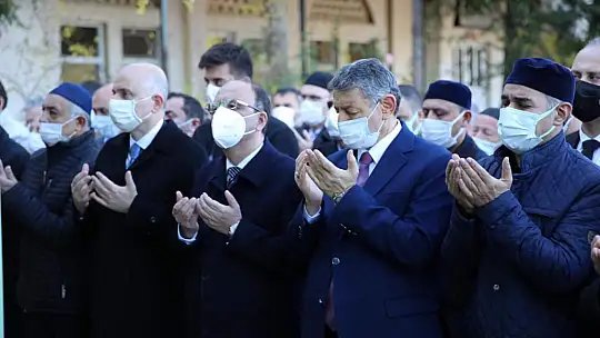 Refik Akmaz'ın eşi dualarla defnedildi