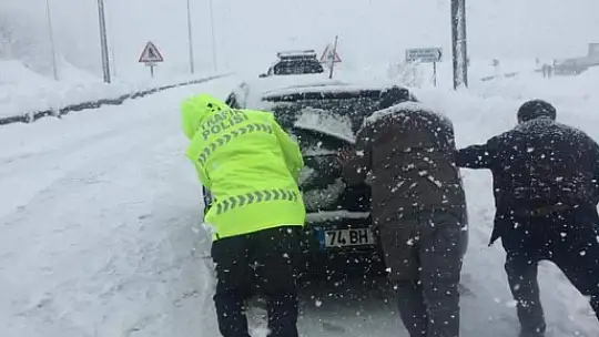 Kar kış demeden ekipler yollarda