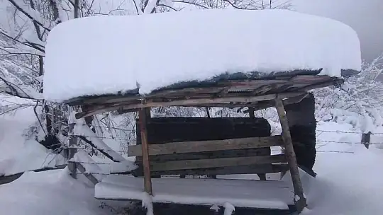 Tipi şeklinde yağan kar 1,5 metreyi buldu