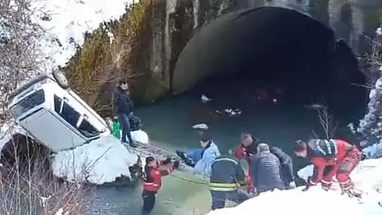 Son dakika, otomobil dereye uçtu