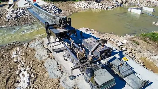Seyyar köprü jet hızıyla kuruldu