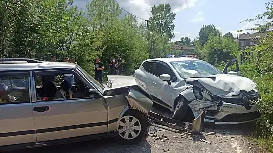 İki araç kafa kafaya çarpıştı