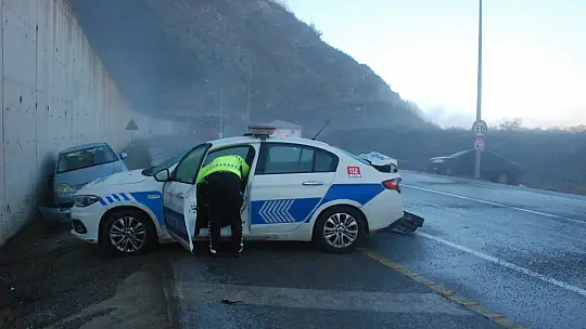 Buzlanan yolda kaza, 2 polis yaralandı