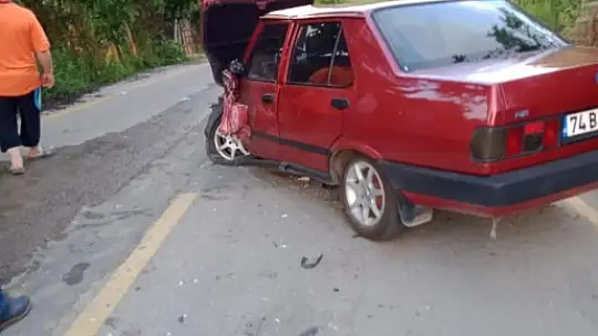 İki otomobil kafa kafaya çarpıştı