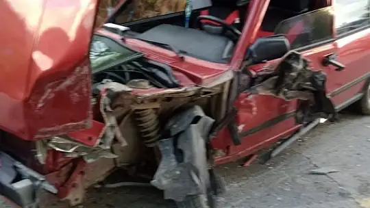 İki otomobil kafa kafaya çarpıştı