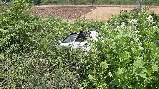 Lastiği patlayan otomobil kanala devrildi