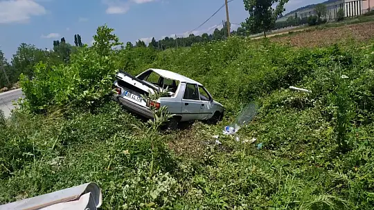 Lastiği patlayan otomobil kanala devrildi