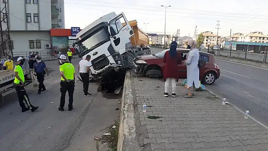 Son dakika, Tır ile otomobil çarpıştı