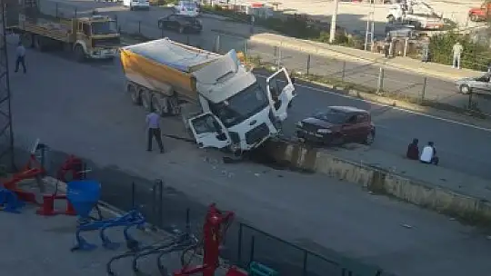 Son dakika, Tır ile otomobil çarpıştı