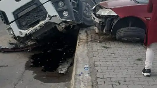 Son dakika, Tır ile otomobil çarpıştı