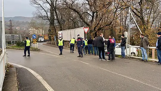 İki araç köprüde çarpıştı