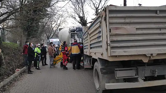 İki kamyon kafa kafaya çarpıştı