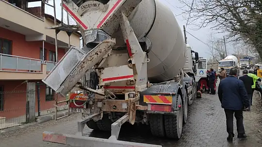 İki kamyon kafa kafaya çarpıştı