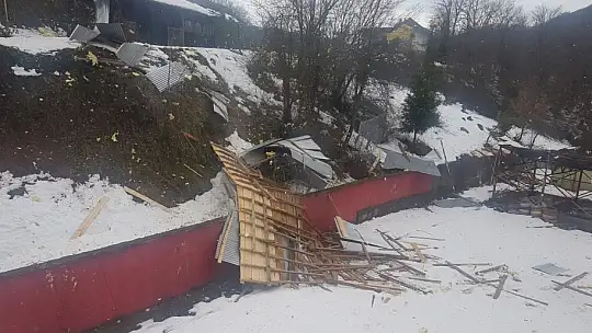 Fırtına Okulun çatısını uçurdu