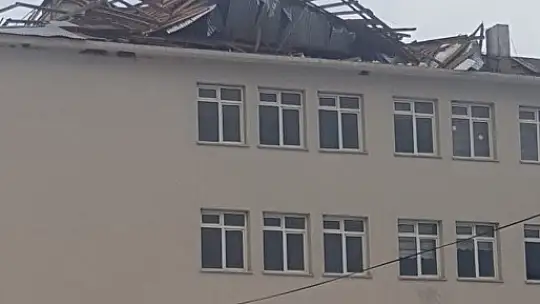 Fırtına Okulun çatısını uçurdu