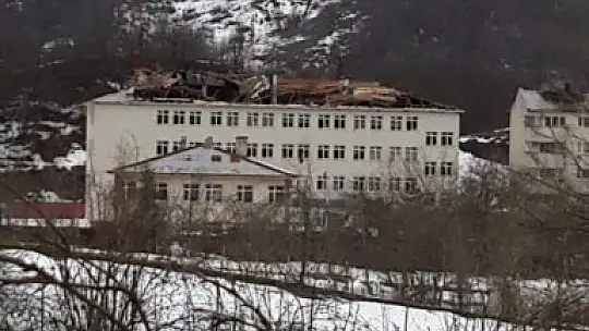 Fırtına Okulun çatısını uçurdu