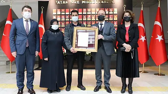 Şehidimizin ailesine övünç madalyası