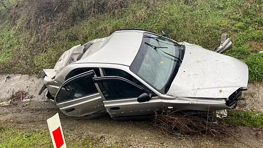 Kontrolden çıkan otomobil kanala devrildi