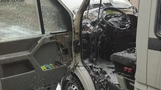 Park halindeki minibüs alev aldı