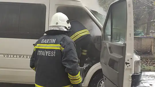Park halindeki minibüs alev aldı