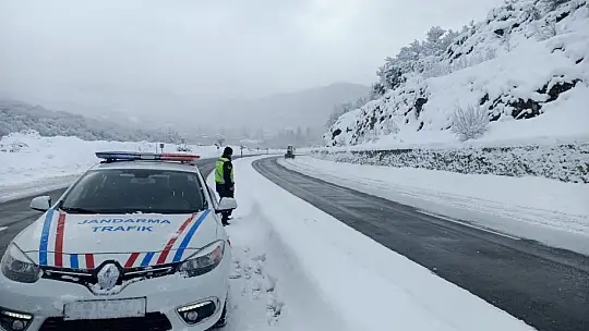 Kar kış demeden ekipler yollarda