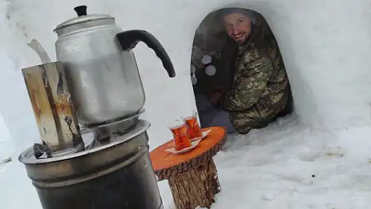 Kendine kardan ev yaptı