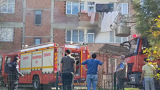 4 katlı binadan dumanlar yükseldi