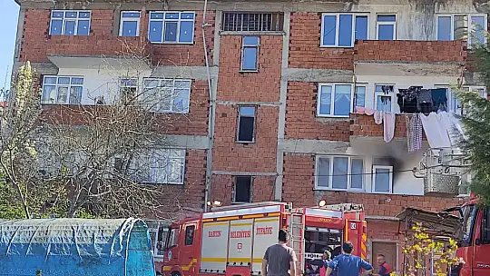 4 katlı binadan dumanlar yükseldi