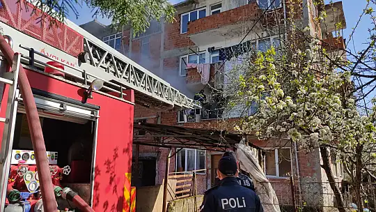4 katlı binadan dumanlar yükseldi