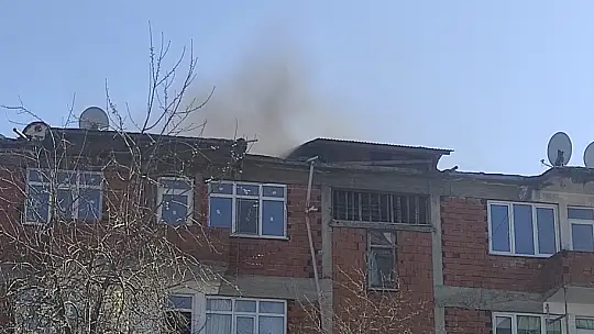 4 katlı binadan dumanlar yükseldi