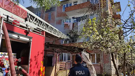 4 katlı binadan dumanlar yükseldi