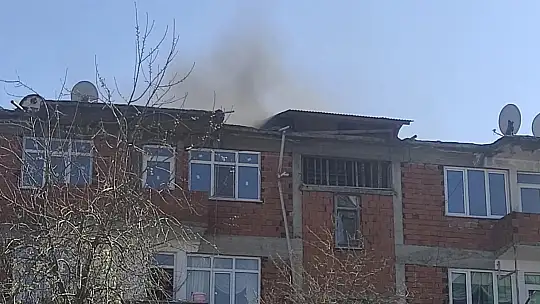 4 katlı binadan dumanlar yükseldi