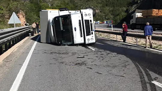 Kamyon devrildi, yol ulaşıma kapandı