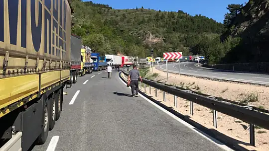 Kamyon devrildi, yol ulaşıma kapandı