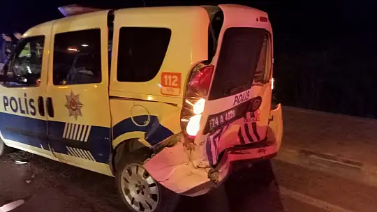 Polis aracına arkadan çarptı