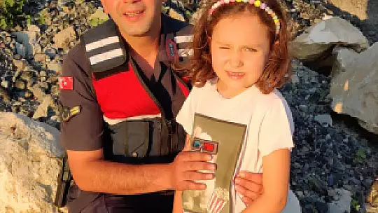 Kayalıklarda mahsur kaldı