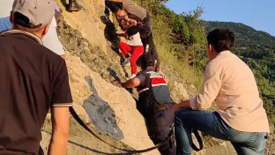 Kayalıklarda mahsur kaldı
