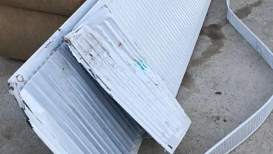 Kontrolden çıkan minibüs eve girdi