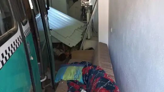 Kontrolden çıkan minibüs eve girdi
