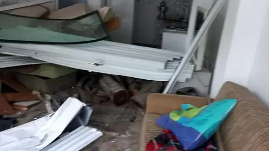 Kontrolden çıkan minibüs eve girdi