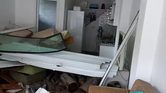 Kontrolden çıkan minibüs eve girdi
