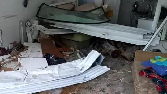 Kontrolden çıkan minibüs eve girdi