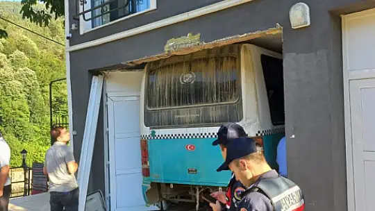 Kontrolden çıkan minibüs eve girdi